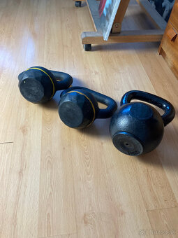 Predám liatinové kettlebely - 2x12kg a 1x20kg - 2
