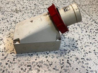 Zásuvka a zástrčka na 380 V - 2