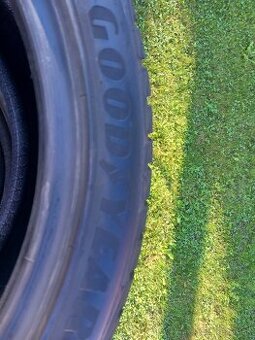 215/55 r17 zimne pneumatiky goodyear - 2