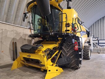 Predám kolesový kombajn New Holland CR 8.90 - 2