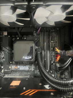 i7 7700 K , gtx 1080 8 gb , Gigabyte , Fractal - 2