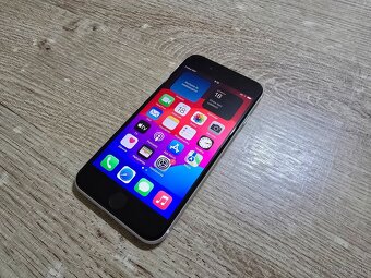 Iphone se 2020 biely plnefunkcny telefon s nabijacim kablom - 2