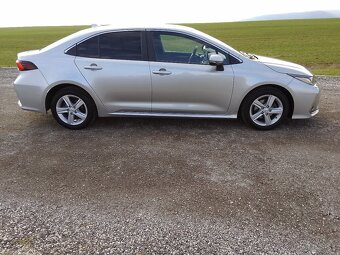 Toyota Corolla sedan, 1,8 hybrid, 09/2022, 46 000 km - 2