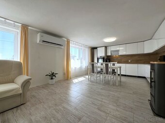 Veľký dvojgeneračný RD s bazénom v obci Petrova Ves - 2