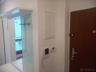 PONÚKAME NA DLHODOBÝ PRENÁJOM 3-izbový byt s 80 m2 terasou - 2
