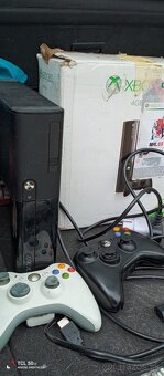 XBox 360slim, 4GB ,2x joystick 🕹️ , 5 hier grátis - 2