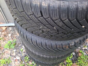Continental 205/55 r16  Rok 22/17  Vzor 5,5mm  Cena 40eur za - 2