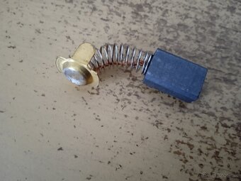 uhlíky 11x7mm - 2