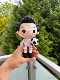 Ručne háčkovaný futbalista hačkovana hračka / postavička - 2