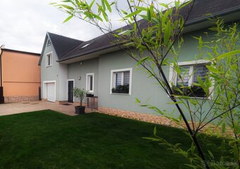 Ponúkame na predaj čiastočne zariadený 7 izbový dom, Bratisl - 2