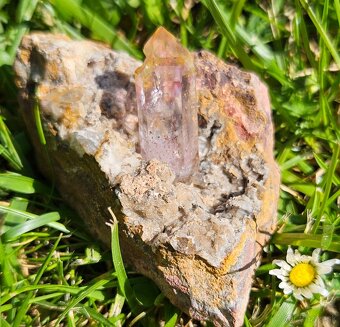 29mm kryštál Ametystu s kryštálmi kalcitu v ryolite, Namíbia - 2