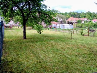 Dom pri minerálnom prameni, s potokom na konci záhrady - 2