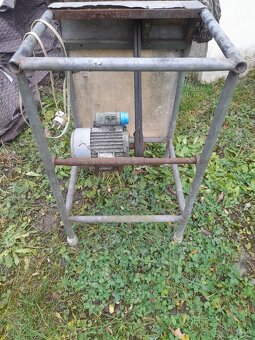 Stojan s motorom - 2