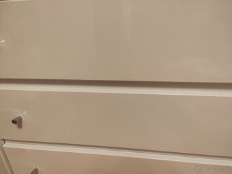 Biela lesklá komoda - 2