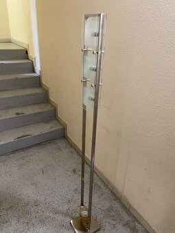 Predám modernú stojacu lampu so skleneným a kovovým dizajnom - 2