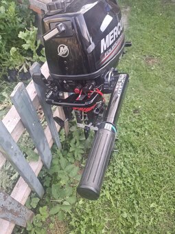 Zavesny lodny motor Mercury. - 2