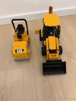 2 kusy Bruder báger/nakladač a cestný valec - 2