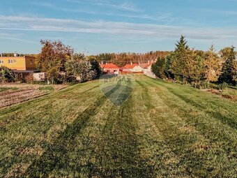Stavebný pozemok pre rodinný dom/bytovú výstavbu - 2410 m2 - 2