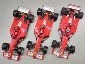 3x F1 FERRARI F2001 a F2000 SCHUMACHER HOTWHEELS 1:18 - 2