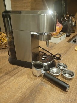 Pákový kávovar De'Longhi Dedica EC 685.BK - 2