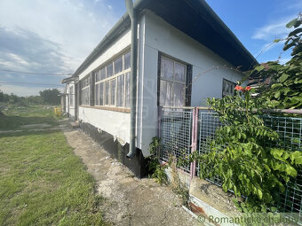 Trojizbový rodinný dom s veľkým pozemkom v Mojmírovciach – - 2