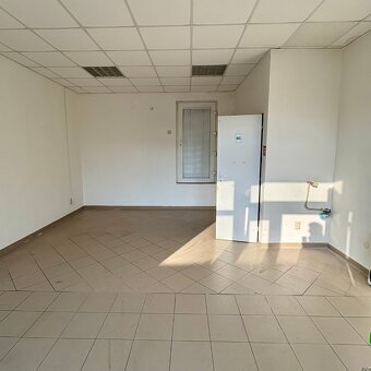 Kompaktný obchodný priestor v centre Levíc - 2
