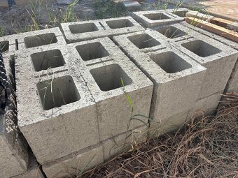 Betonovy plot face block jednostranne stiepany - 2