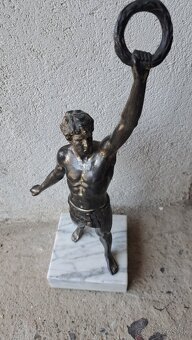 Vacsia kovova soska na mramorovom podstavci - 2