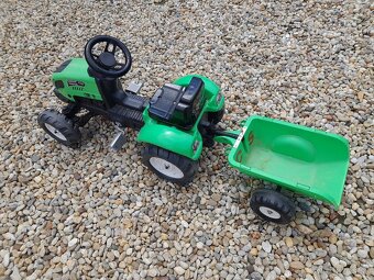Predám detský šlapací traktor s vlečkou - 2