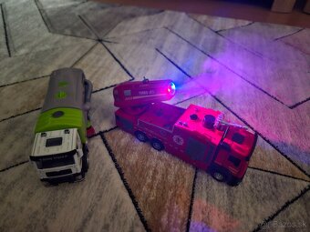 2 motorizované autíčka - 2