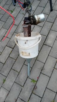 Stroj na nútený výkrm husí a kačíc - 2