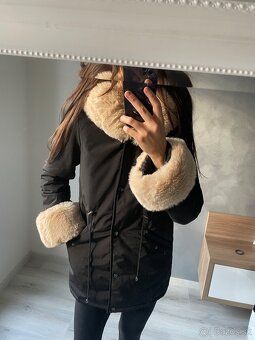 Nádherná zimná bunda s kožušinovým golierom - 2