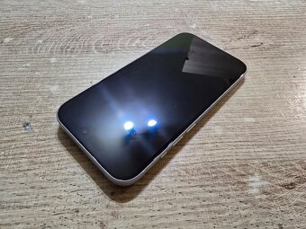 Iphone 15 128gb v super stave ma len jemne znamky pouzivania - 2