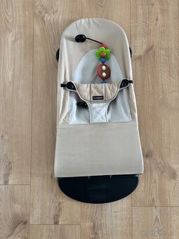 Lehátko Babybjorn s hračkou - 2