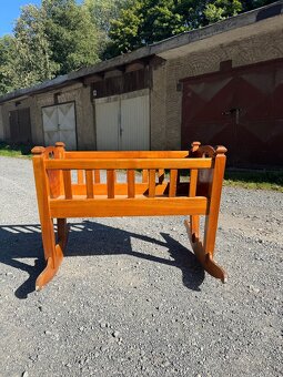 Ručne vyrezávana detská kolíska - 2