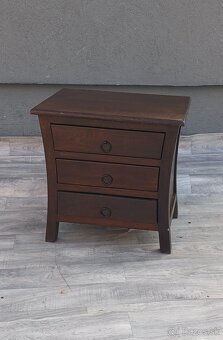 Stolík nočný v koloniálnom štýle. - 2
