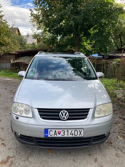 Volkswagen Touran striebornej farby - 2
