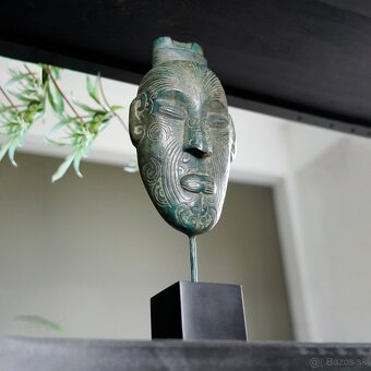REZERVOVANÉ Patinovaná bronzová Maorská maska na stojane - 2