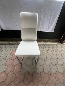 Kuchynský stôl so stoličkami. - 2