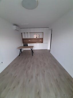 2i čiastočne zariadený byt s balkónom, staré sídlisko Priev - 2