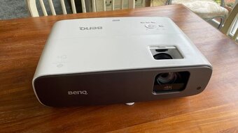 Predám projektor benq w2710i - 2