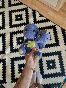 Háčkovaný dinosaurus Dino a hrkálka set pre deti - 2