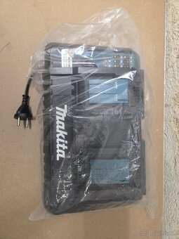 Makita dvojnabíjačka DC18RD - 2