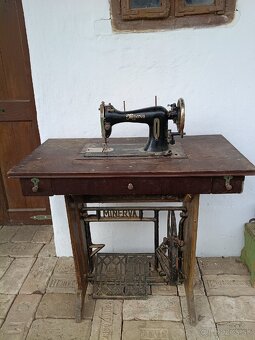 Stary šijaci stroj - 2