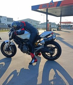 Ducati Monster 696 - 2