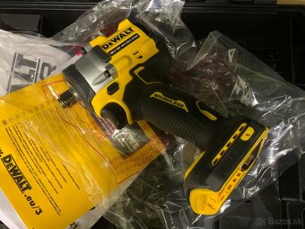 DeWALT DCF921NT Aku rázový uťahovák 1/2" (18V/406Nm/bez aku - 2