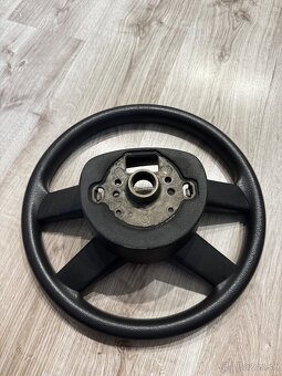 Predám volant – VW Golf 5 (štvorramenný) - 2