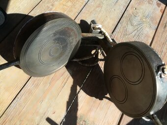 Dva elektricke oblatkovace na 220V - 2