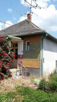 Starší rodinný dom s veľkým pozemkom neďaleko Šale na predaj - 2