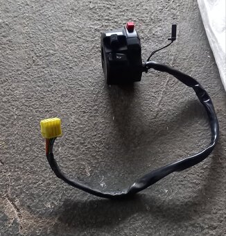 Čierne plexi vypínač,prepínač suzuki gsxr 1000 k5,k6,k7 - 2